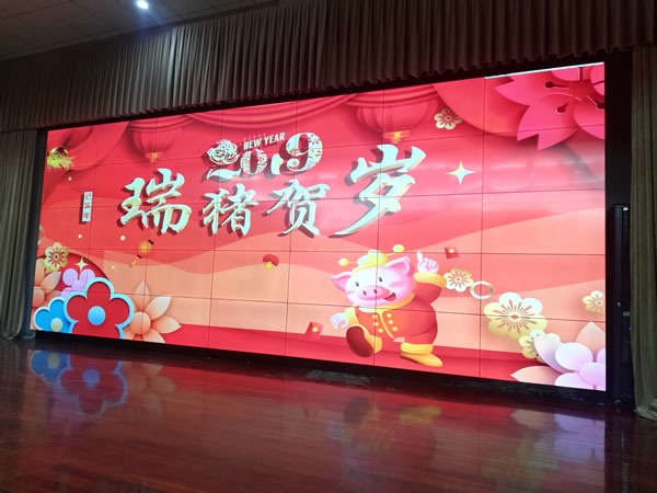 愛(ài)普樂(lè)液晶拼接屏助力濟(jì)南某高校打造高端室內(nèi)舞臺(tái)