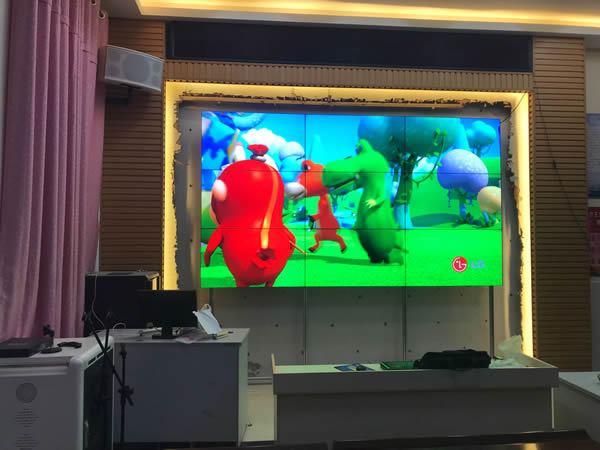 49寸液晶拼接屏助力肇慶市鼎湖區(qū)桂城初級(jí)中學(xué)打造智能會(huì)議室